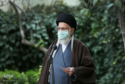 کاشت دو نهال میوه توسط رهبر معظم انقلاب