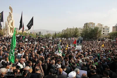 Menschenmassen begleiten Trauerzug für Märtyrer Ayatollah Raisi