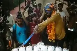 তাজমহলের পিছনে হিন্দুত্ববাদী নেতার জন্মদিনের পার্টি উদযাপন, স্মৃতিসৌধের নিরাপত্তা নিয়ে প্রশ্ন
