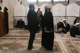 مباحثه طلاب و دانشجویان در حرم حضرت معصومه