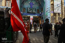 پرچم عزا بر فراز حسینیه کربلایی‌های تهران