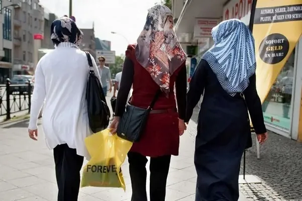 Araştırmalar İngiliz Müslümanlarının üçte birinin göç etmeyi düşündüğünü gösteriyor