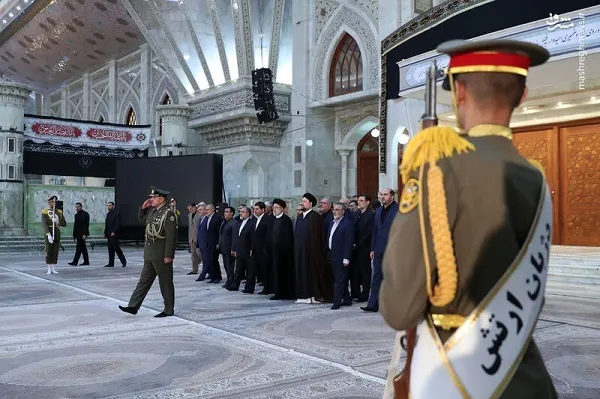 امام زنده است چون انقلاب اسلامی زنده است