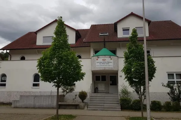 نصب پوسترهای نژادپرستانه در نزدیکی مسجدی در آلمان