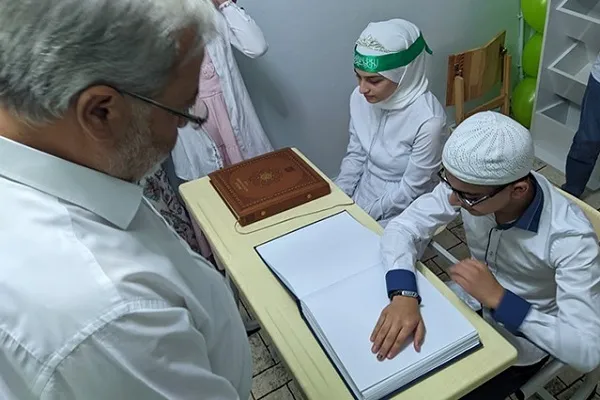 Görmeyen gözleri Kur'an öğrenmelerine engel olmadı