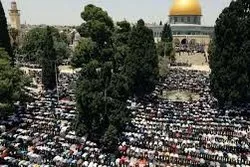 Une immense foule de musulmans prie à Jérusalem