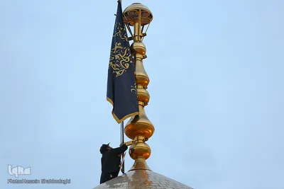 Schwarze Trauerflagge auf Kuppel des Heiligtums von Fatima Masuma