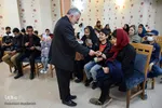 کودکان مبتلا به سرطان برای تبرک از خادم امام رضا پول می گیرند.