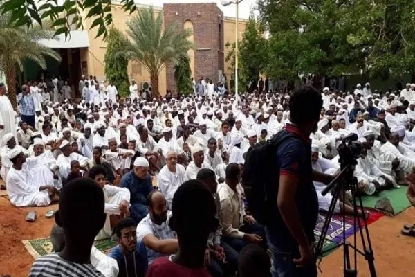السودان يحظر صلاة الفطر في المساجد