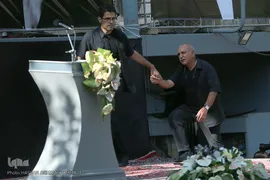 پرویز پرستویی در مراسم تشییع جنازه عزت الله انتظامی