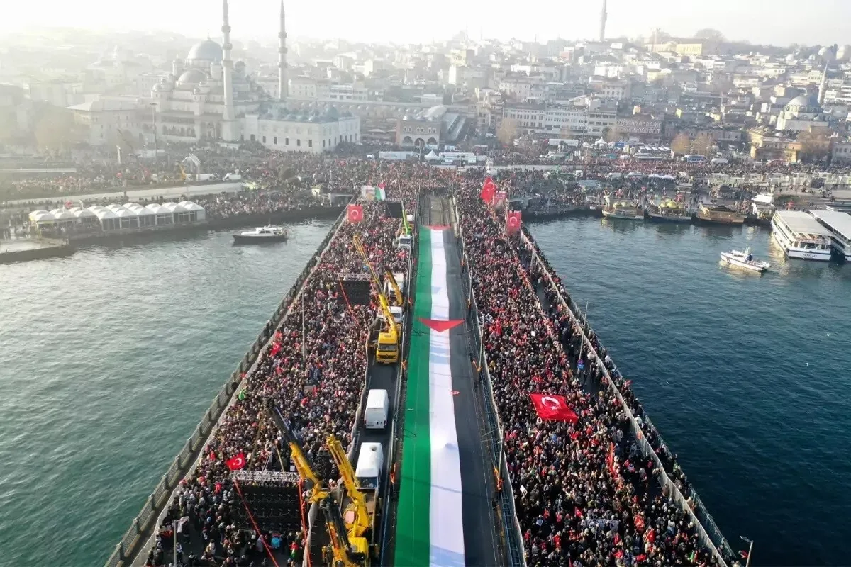 Yeni yılın ilk günü 7'den 70'e Türkiye Gazze için ayakta! On binler Galata Köprüsü'ne yürüyor