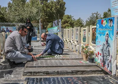 غبار روبی مزار شهدا‎ با حضور اعضای جهاد دانشگاهی اصفهان