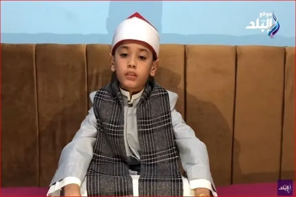 طفل مصري يبهر ملايين بقراءة القرآن + فيديو