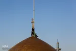 تعویض پرچم گنبد حرم امام رضا(ع)

