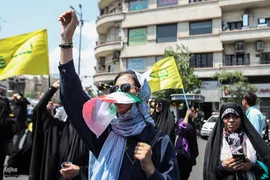 تهرانی‌ها پس از نماز جمعه در محکومیت تهاجم اسرائیل به خیابان‌ها آمدند”