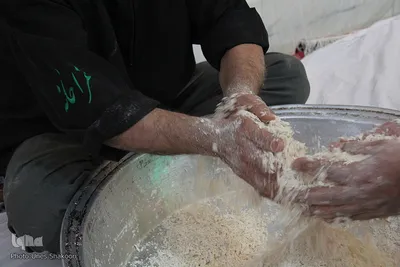آماده سازی اوماج حلوای سنتی زنجان برای روز عاشورا