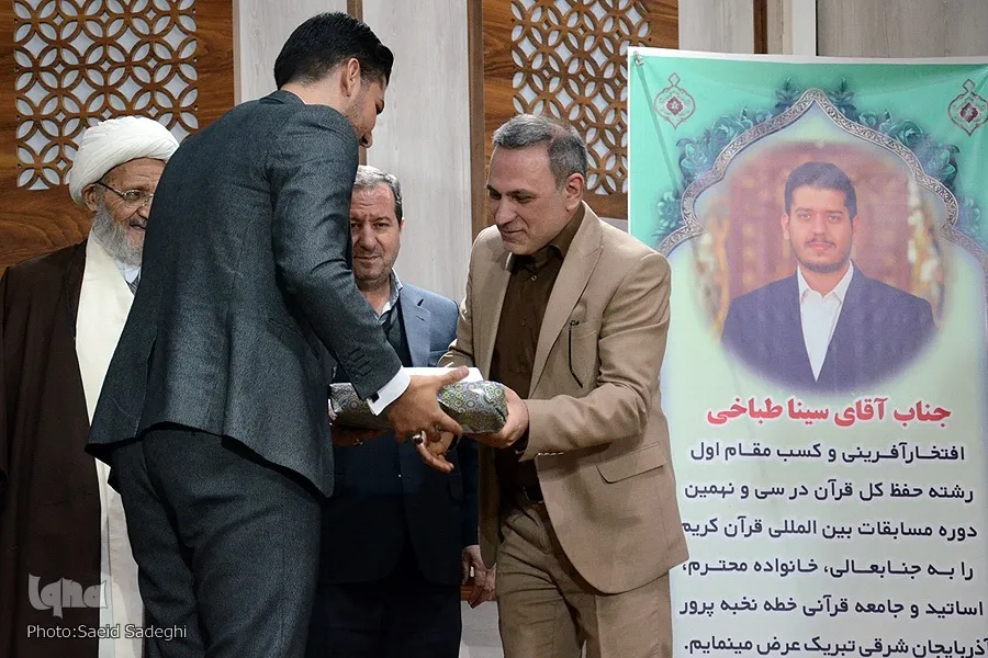 تقرير مصور | تكريم الفائز بالمركز الأول في مسابقات إیران الدولية للقرآن