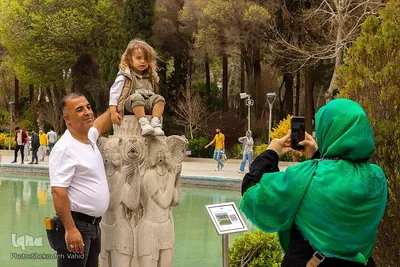 استقبال مسافران نوروزی از چهلستون اصفهان