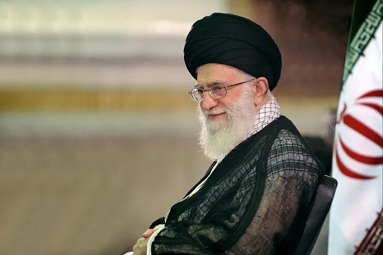 گذشت زمان هرگز نخواهد توانست یاد ارجمند شهیدان عزیز را از خاطر ملت ایران بزداید