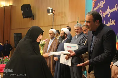 مراسم تکریم معلمان، حافظان، خادمان و خیرین قرآن - محلات/عکاس:زهرا بهرامی