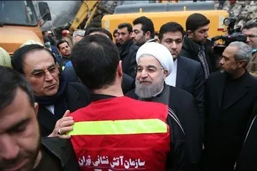 Rohani visita el sitio del edificio colapsado en Teherán