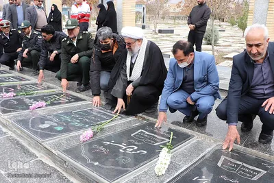 غبارروبی گلزار شهدای ملایر هم‌زمان با روز بزرگداشت شهدا