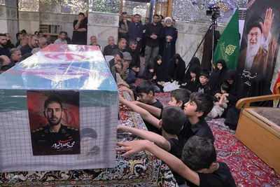 آیین وداع با پیکر مطهر سرهنگ پاسدار «شهید محمدناصر دلیرور» از شهدای نیروی دریایی سپاه  در حرم شاهچراغ(ع)