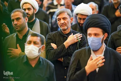 نماز ظهر عاشورا در شبستان امام خمینی(ره)‎ حرم شاهچراغ(ع)