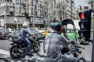 توقف راکبین موتور سیکلت بر روی خطوط عابر پیاده 