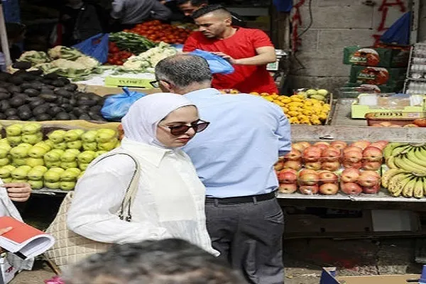 Musulmanes y cristianos juntos sirven comida para iftar en Belén