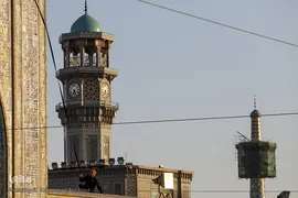 تعویض پرچم گنبد حرم رضوی در آغاز ماه محرم
