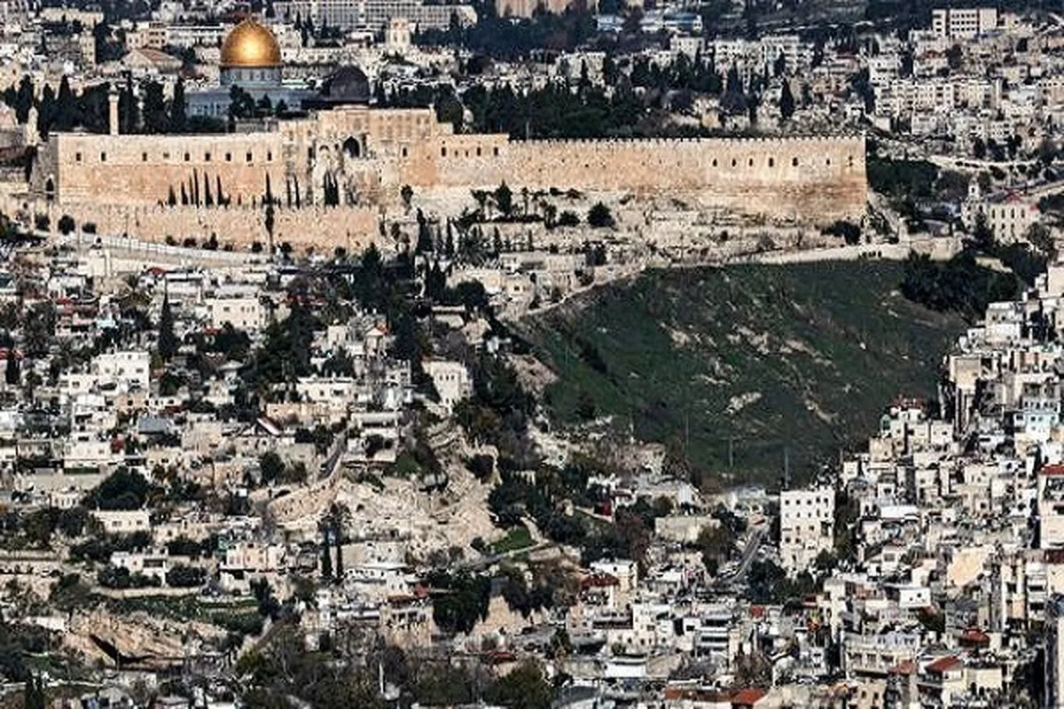 Zionist Settler Desecrates Muslim Cemetery in Al-Quds