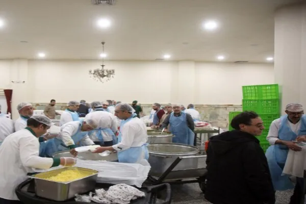 تلاش خادمان مهمانسرای حرم بانوی کرامت برای بسته‌بندی افطاری گرم حضرتی