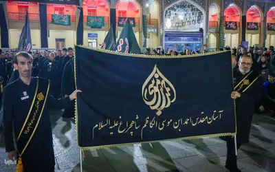 آئین لاله گردانی شام غریبان در حرم شاهچراغ(ع)