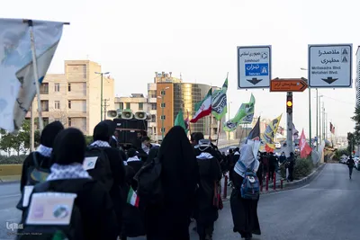 کاروان دانشگاهیان استان البرز پای پیاده در راه تشییع رهبر شهید