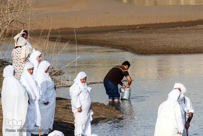 مراسم غسل تعمید منداییان در کنار رودخانه کارون