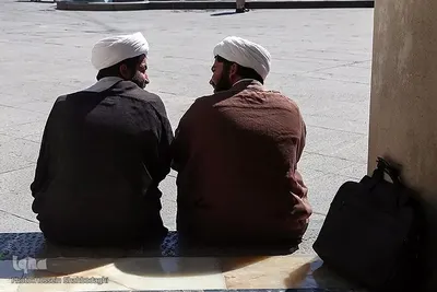 مباحثه طلاب و دانشجویان در حرم حضرت معصومه