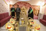 هدیه خادمان حرم شاهچراغ به زوج ها در روز ازدواج