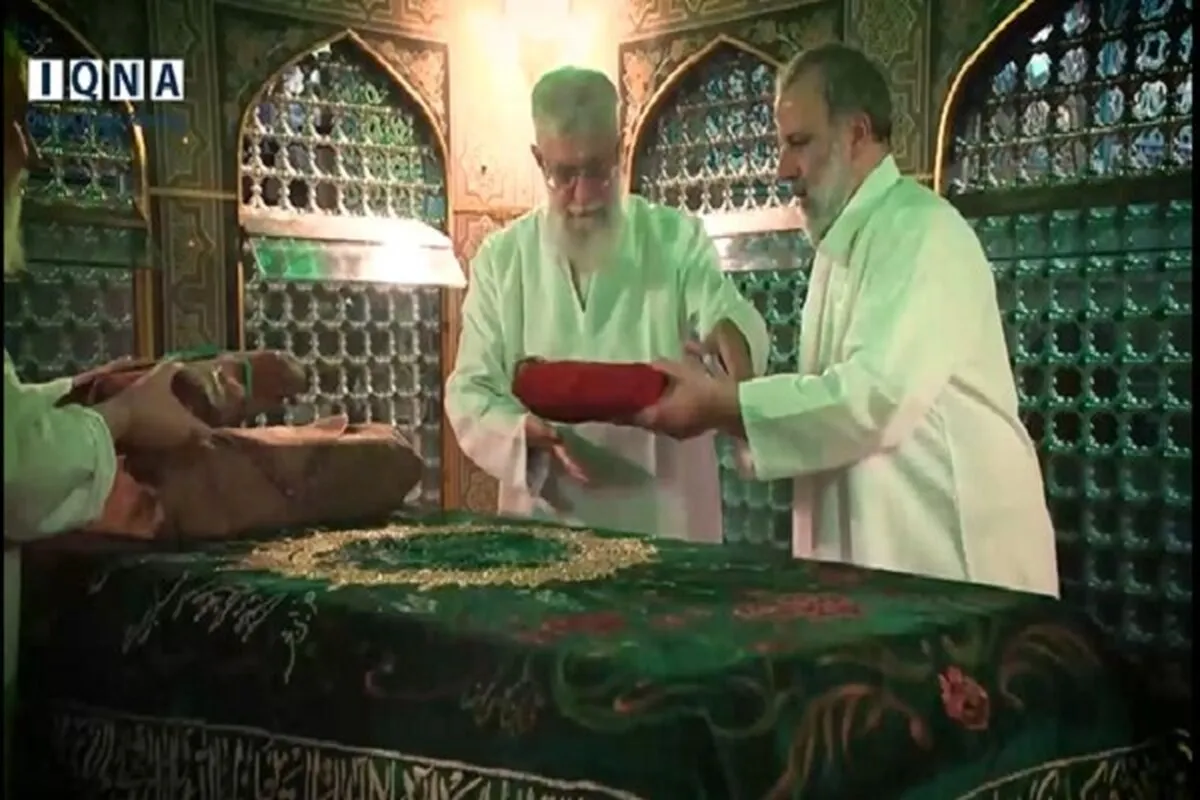 Film/ Syahid Khadim al-Ridha (as) dalam Acara Pembersihan Zarih Tsamin al-Aimmah