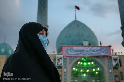 Fahne auf Kuppel der Dschamkarān-Moschee durch eine schwarze Trauerflagge ersetzt