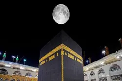 Ang Buwan Lumitaw na Direkta sa Itaas ng Kaaba sa Dakilang Moske ng Mekkah