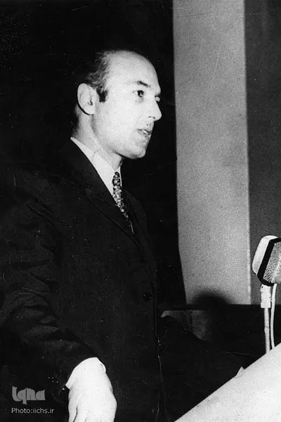 1346. علی شریعتی درحال سخنرانی در دانشکده نفت آبادان


