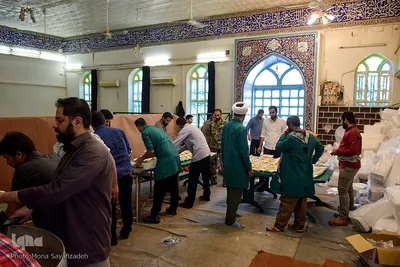 پخت غذا برای سیل‌زدگان خوزستان