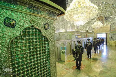 تعویض پرچم حرم مطهر شاهچراغ (ع) به مناسبت شهادت امام جعفر صادق (ع)