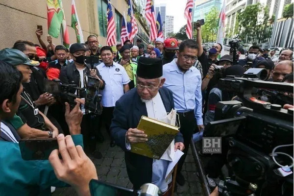 Terjemahan Al-Quran disampaikan kepada duta Sweden oleh umat Islam Malaysia