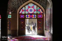 Ang Bilang ng mga Bisita sa Moske ng Nasir-ol-Molk ng Iran ay Tumataas sa Nowruz na mga Pista Opisyal