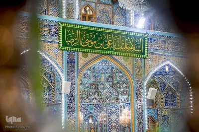 نصب کتیبه های متبرک به نام امام رضا (ع) در حرم مطهر حسینی