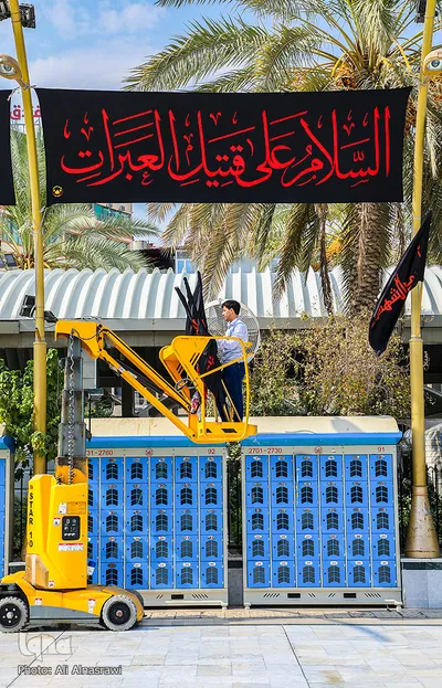 نصب پرچم های سیاه در آستان مقدس امام حسین(ع)