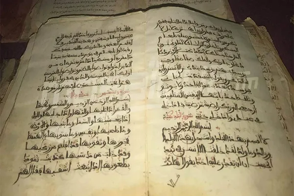 تونس: عرض نسخة ثمينة من القرآن كتبت بخط اليد بمناسبة المولد النبوي