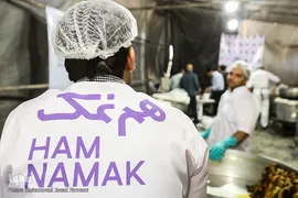 معلولین و سالمندان کهریزک میهمان هم‌نمک شدند

